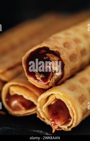 Süße Waffelbrötchen mit Schokoladenkondensmilch Stockfoto