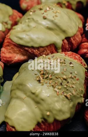 Köstliche süße frisch gebackene Croissants mit Nüssen und Pistaziencreme Stockfoto