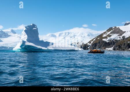 Landschaft mit Eisberg in Cierva Cove, Antarktis. Antarktis-Expedition. Stockfoto