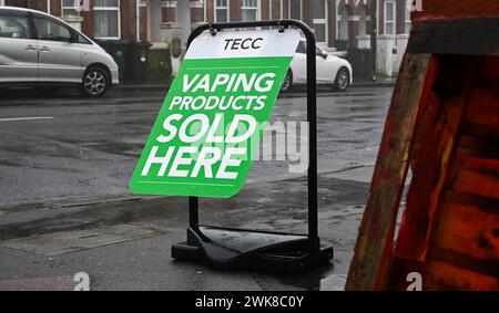 A Vaping Produkte verkauft hier Ein Brett vor einem Geschäft in Brighton, Sussex, England, Großbritannien Stockfoto