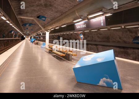 Die U-Bahn, die U-Bahn, die U-Bahn-Linie in Stockholm, Solna Strand halten auf der blauen Linie, mit seiner berühmten Wolkenkunst. Stockfoto