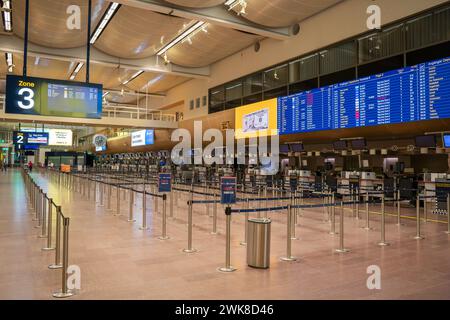 Ein leerer Check-in-Bereich am Terminal 5 im Flughafen Stockholm Arlanda, Abflugbildschirm, Schalter und Warteschlangen. Die Wirkung von Fluchtschädigung und Pandemie. Stockfoto