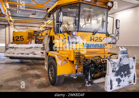 Schneepflug-Fahrzeug auf Finavia Flughäfen, die Vammas PSB 5500 (Pflug, Kehrmaschine, Blow) Maschine, in ihrem Hangar, nachdem sie auf dem Flughafen war. Stockfoto