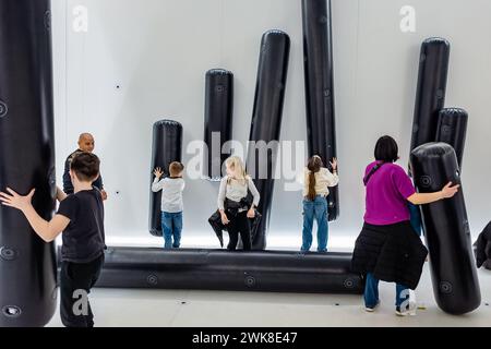 Am 18. Februar 2024 ist eine Installation im Ballonmuseum in Neapel zu sehen, wo der Zuschauer mit eigener Erfahrung an der Mostra d’Oltremare in Neapel teilnimmt. Das Ballonmuseum präsentiert Pop Air, die erste Ausstellung, die der aufblasbaren Kunst in Italien gewidmet ist; es ist eine Gruppenausstellung, die in den historischen Räumen der Mostra d'Oltremare in Neapel stattfindet und nationale und internationale Künstler mit Werken beherbergt, die Luft als Hauptelement verwenden. Der Betrachter steht im Mittelpunkt einer neuen Art der Beteiligung: Er wird zum Direktor seiner eigenen Präsenz, lässt einen frei Stockfoto