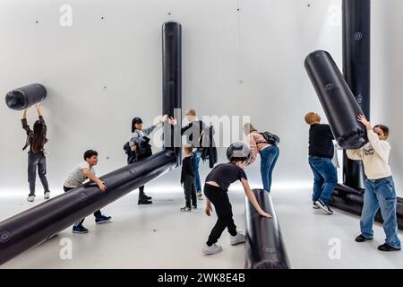 Am 18. Februar 2024 ist eine Installation im Ballonmuseum in Neapel zu sehen, wo der Zuschauer mit eigener Erfahrung an der Mostra d’Oltremare in Neapel teilnimmt. Das Ballonmuseum präsentiert Pop Air, die erste Ausstellung, die der aufblasbaren Kunst in Italien gewidmet ist; es ist eine Gruppenausstellung, die in den historischen Räumen der Mostra d'Oltremare in Neapel stattfindet und nationale und internationale Künstler mit Werken beherbergt, die Luft als Hauptelement verwenden. Der Betrachter steht im Mittelpunkt einer neuen Art der Beteiligung: Er wird zum Direktor seiner eigenen Präsenz, lässt einen frei Stockfoto