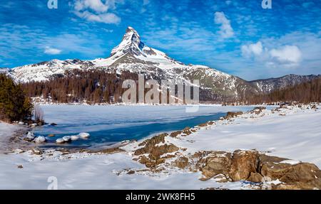 Das Matterhorn an der Grenze zwischen der Schweiz und Italien in den europäischen Alpen. Stockfoto