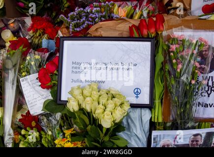 London, England, Großbritannien. Februar 2024. Anhänger von Alexej Nawalny hinterlassen nach dem Tod des Oppositionsführers im Gefängnis in Russland weiterhin Blumen und Tribut an der provisorischen Gedenkstätte gegenüber der russischen Botschaft in London. Quelle: ZUMA Press, Inc./Alamy Live News Stockfoto