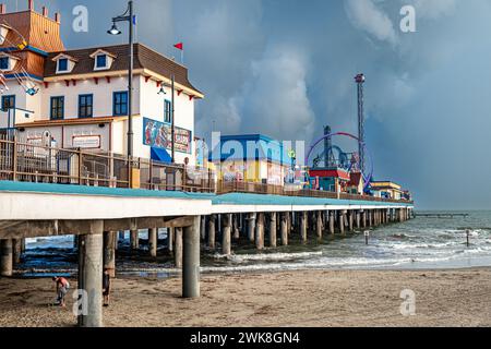 Galveston, USA - 29. Oktober 2023: Pleasure Pier vom Wasser aus gesehen bei schlechtem Wetter., Texas, USA. Stockfoto