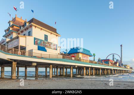 Galveston, USA - 28. Oktober 2023: Pleasure Pier vom Wasser aus gesehen auf Galveston Island, Texas, USA. Stockfoto