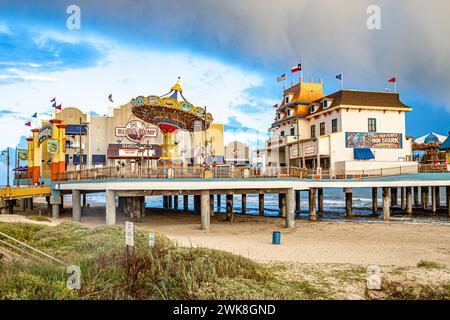 Galveston, USA - 29. Oktober 2023: Pleasure Pier vom Wasser aus gesehen bei schlechtem Wetter., Texas, USA. Stockfoto