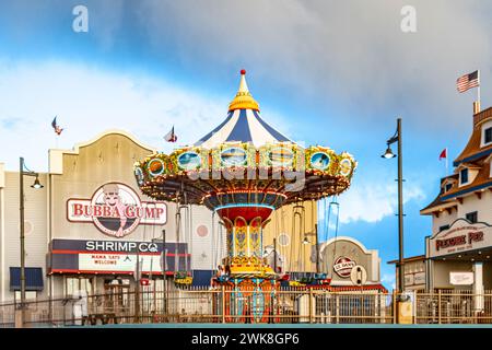 Galveston, USA - 29. Oktober 2023: Pleasure Pier vom Wasser aus gesehen bei schlechtem Wetter., Texas, USA. Stockfoto