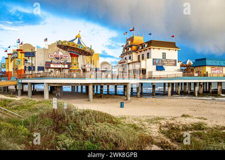 Galveston, USA - 29. Oktober 2023: Pleasure Pier vom Wasser aus gesehen bei schlechtem Wetter., Texas, USA. Stockfoto