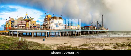 Galveston, USA - 29. Oktober 2023: Pleasure Pier vom Wasser aus gesehen bei schlechtem Wetter., Texas, USA. Stockfoto