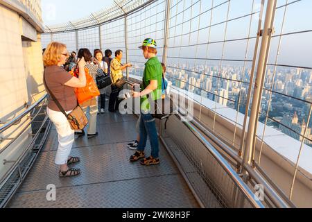 Bangkok, Thailand - 3. Januar 2010: Menschen genießen vom Bayoke Tower aus den Blick über die Skyline von Bangkok in Bangkok, Thailand. Baiyoke Tower 2 ist das Talles Stockfoto