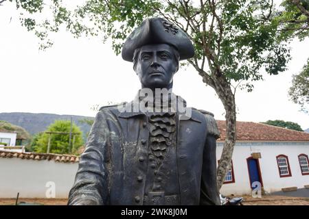 Tiradentes, Minas Gerais, Brasilien - 07. Oktober 2023: Tiradentes Metallstatue, die den jungen Fähnrich auf einer öffentlichen Straße darstellt Stockfoto