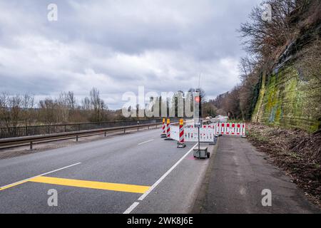 Die Bundesstraße 406 ist am Freitag 16.02.2024 in Saarbrücken-Güdingen wieder halbseitig befahrbar. Die Straße war seit dem 2. Januar 2024 voll gesperrt. Es drohte ein rund 50 Tonnen schwerer Felsbrocken abstürzen. Die Sperrung sorgte für lange Staus auf den Umgehungsstraßen. Vorerst wird der Verkehr mithilfe einer Ampel einspurig an der Gefahrenstelle vorbeiführen. *** Am Freitag, den 16. 02 2024, ist die Bundesstraße 406 in Saarbrücken Güdingen wieder für den Verkehr freigegeben auf einer Seite war die Straße vollständig gesperrt seit dem 2. Januar 2024 drohte Ein rund 50 Tonnen schwerer Felsbrocken zu fallen Stockfoto