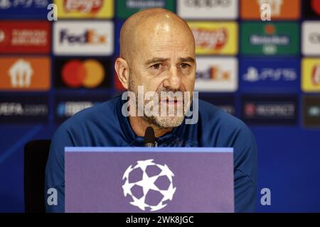 EINDHOVEN - PSV Eindhoven-Trainer Peter Bosz während der Pressekonferenz des PSV Eindhoven vor dem Champions-League-Spiel gegen Borussia Dortmund im Phillips-Stadion am 19. Februar 2024 in Eindhoven, Niederlande. ANP MAURICE VAN STEEN Stockfoto