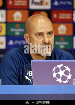 EINDHOVEN - PSV Eindhoven-Trainer Peter Bosz während der Pressekonferenz des PSV Eindhoven vor dem Champions-League-Spiel gegen Borussia Dortmund im Phillips-Stadion am 19. Februar 2024 in Eindhoven, Niederlande. ANP MAURICE VAN STEEN Stockfoto