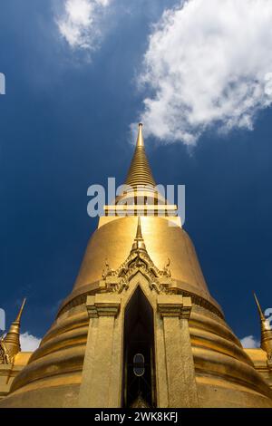 Der goldene Phra Sri Ratana Chedi am Tempel des Smaragdbuddhas im Grand Palace Complex in Bangkok, Thailand. Stockfoto