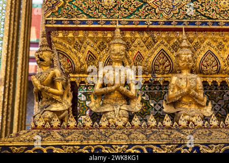 Kleine Yaksha-Wächterstatuen auf dem Phra Mondhop im Grand Palace Complex in Bangkok, Thailand. Ein Yaksha oder Yak ist ein Schutzgeist in der thailändischen Überlieferung Stockfoto