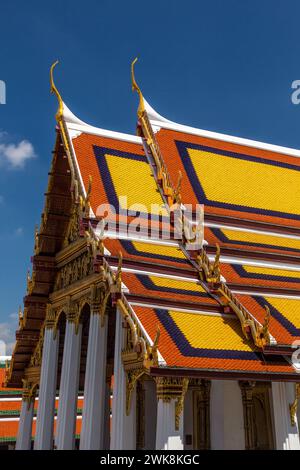 Dachdetail des Ho Phra Monthien Tham am Tempel des Smaragdbuddhas im Grand Palace Complex in Bangkok, Thailand. Stockfoto