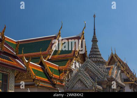 Architektonisches Detail der Phra Maha Monthien Gruppe am Mittleren Hof des Großen Palastes in Bangkok, Thailand. Stockfoto