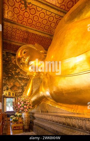 Die riesige liegende Buddha-Statue, mit Blattgold vergoldet, im Wat Pho Tempel in Bangkok, Thailand. Stockfoto