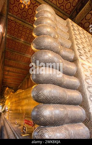 Detail der Zehen der riesigen liegenden Buddha-Statue in Bangkok, Thailand. Stockfoto