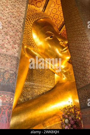 Die riesige liegende Buddha-Statue, mit Blattgold vergoldet, im Wat Pho Tempel in Bangkok, Thailand. Stockfoto