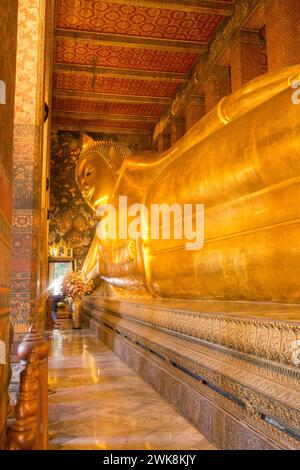 Die riesige liegende Buddha-Statue, mit Blattgold vergoldet, im Wat Pho Tempel in Bangkok, Thailand. Stockfoto