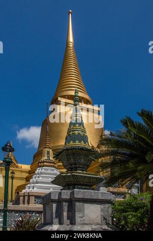 Der goldene Phra Sri Ratana Chedi am Tempel des Smaragdbuddhas im Grand Palace Complex in Bangkok, Thailand. Stockfoto