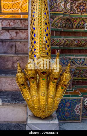 Eine goldene fünfköpfige Naga oder Wassergottheit auf den Stufen von Phra Mondhop im Grand Palace Complex in Bangkok, Thailand. Stockfoto