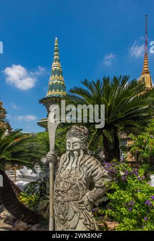 Geschnitzte Steinstatue eines chinesischen Wächters im Grand Palace Komplex in Bangkok, Thailand. Stockfoto