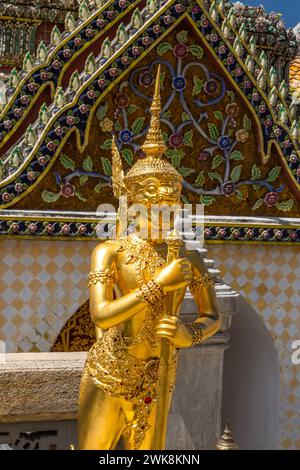 Goldene Statue einer mythischen Kreatur aus Singhaphanon bewacht den Phra Wiharn Yod im Grand Palace Complex in Bangkok, Thailand. Ein Singhaphanon hat das Stockfoto