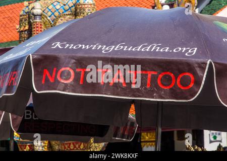 Ein Regenschirm mit einer Nachricht vom Chao Mae Kuan im Schrein im Grand Palace Complex in Bangkok, Thailand. Stockfoto