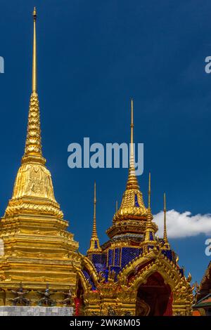 Goldener Pavillon und goldener Chedi, unterstützt von Dämonen vom Tempel des Smaragdbuddhas im Grand Palace Complex in Bangkok, Thailand. Stockfoto
