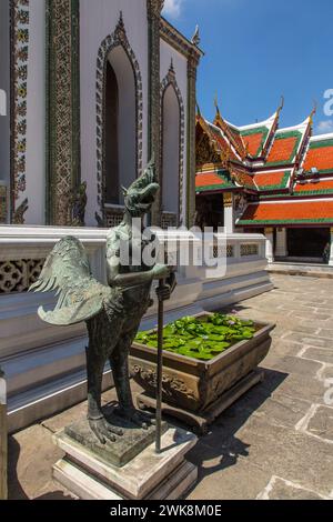 Bronzestatue des mythischen Tantima-Vogels im Grand Palace-Komplex in Bangkok, Thailand. Stockfoto