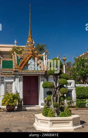 Architektonisches Detail der Phra Maha Prasat Gruppe am Mittleren Hof des Großen Palastes in Bangkok, Thailand. Stockfoto