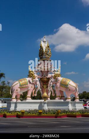 Statue dreiköpfiger weißer Elefanten in der Nähe des Grand Palace Complex in Bangkok, Thailand. Stockfoto