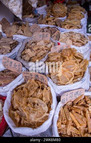 Getrocknete Fischstöcke oder Schwimmblasen zum Verkauf auf einem Straßenmarkt in Hongkong, China. Es ist einer der teuersten Teile des Fisches und wird als verwendet Stockfoto