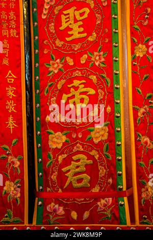 Gestickte rote Seidenpaneele im buddhistischen Tempel von man Mo in Hongkong, China. Stockfoto