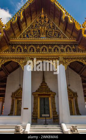 Das Ho Phra Monthien Tham am Tempel des Smaragdbuddhas im Grand Palace Complex in Bangkok, Thailand. Stockfoto