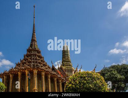 Türme von Phra Mondhop und das Königliche Pantheon am Tempel des Smaragdbuddhas im Grand Palace Complex in Bangkok, Thailand. Stockfoto