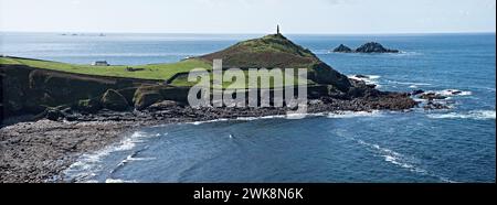 Cape Cornwall zeigt den Leuchtturm von Brisons und Longships Stockfoto