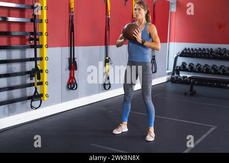 Fitte junge kaukasische Frauen trainieren im Fitnessstudio, mit Kopierraum Stockfoto