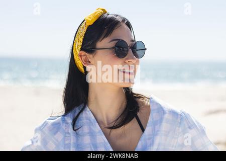 Die junge Frau genießt einen sonnigen Strandtag Stockfoto