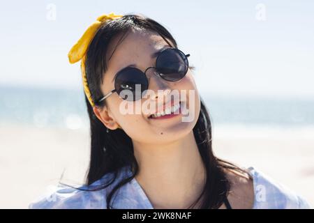 Die junge Frau genießt einen sonnigen Strandtag Stockfoto