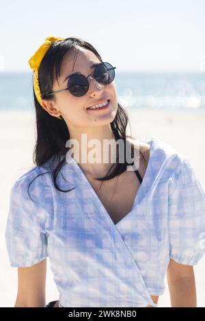 Die junge Frau genießt einen sonnigen Strandtag Stockfoto