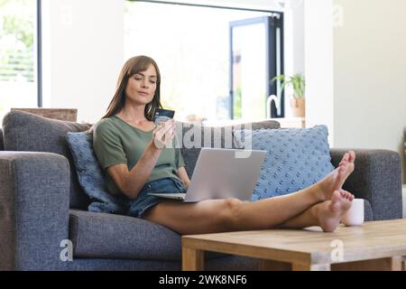 Frau kauft oder verwaltet Finanzen online von zu Hause aus. Stockfoto