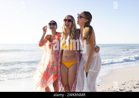 Drei junge Frauen genießen einen sonnigen Strandtag Stockfoto